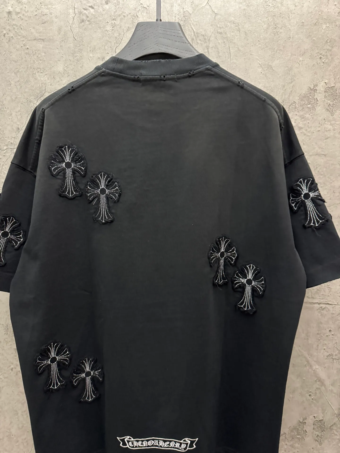 P240 top version, real shot without P, ​​different from market currency) 𝗖𝗵𝗿𝗼𝗺𝗲 𝗛𝗲𝗮𝗿𝘁𝘀/Croxin 2026 spring new original single counter American washed patch embroidered couple short sleeves 👑The highest version! Customized fabric 320 grams, washed and fried, a hot-selling model at the counter, very comfortable to wear. Accessories: original molded and authenticated collar label➕100% silk wash label. Genuine purchase-grade original hangtag➕matching hanging rope➕3D hanging beads➕original packaging bag. Craftsmanship: The original version has consistent wiring! The highest version of the armhole matching technique! Color: Black White Size: S M L XL Style No.: 5206